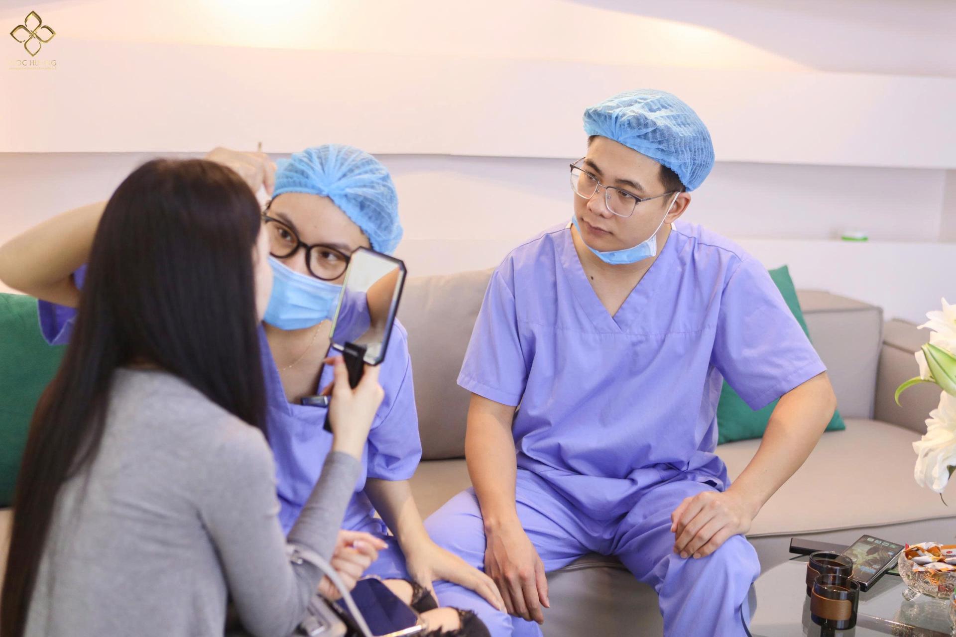 Bác sĩ tại Mộc Hương thăm khám tạo hình môi cho khách hàng